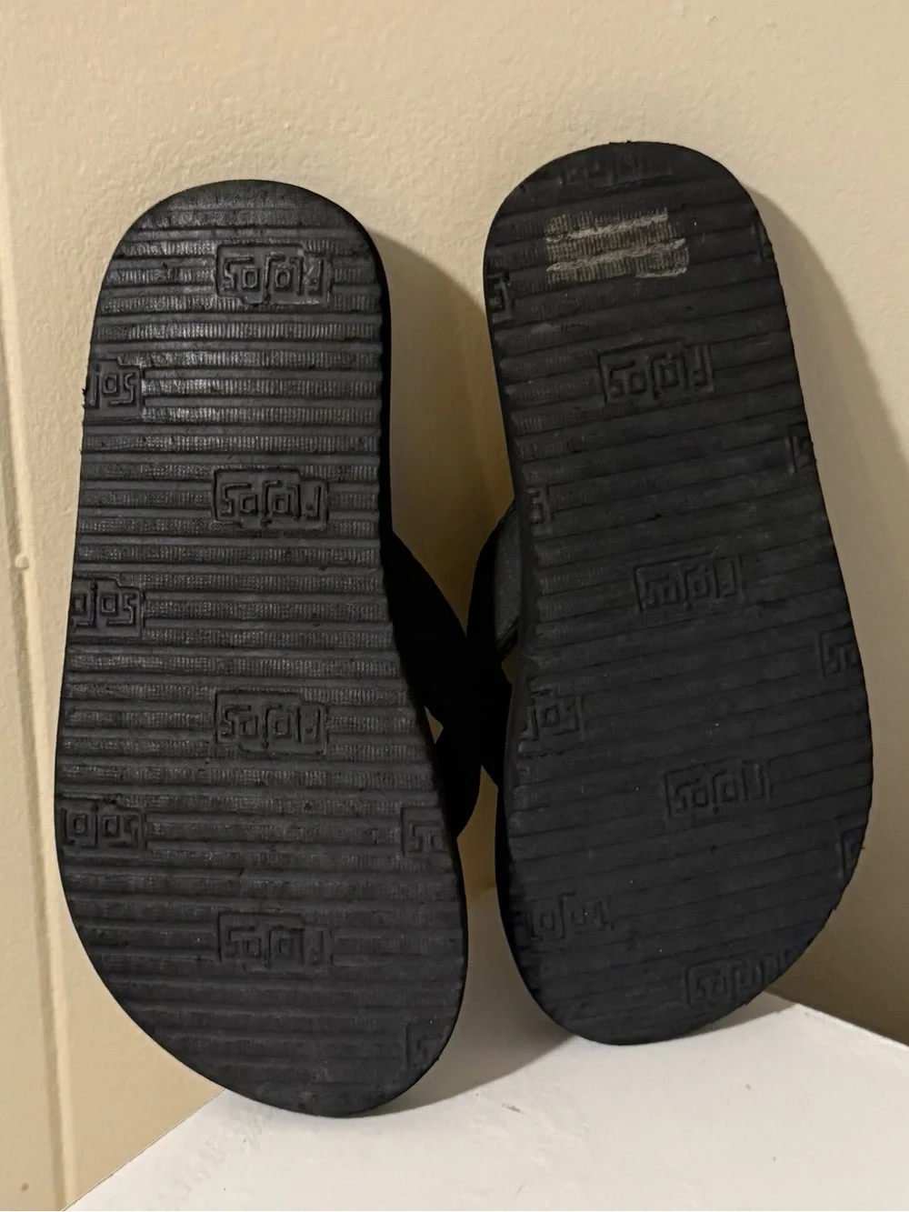 Flojos Kids Black Foam Flip Flop Sandals - Youth Toe-Post Slides (12-12.5)